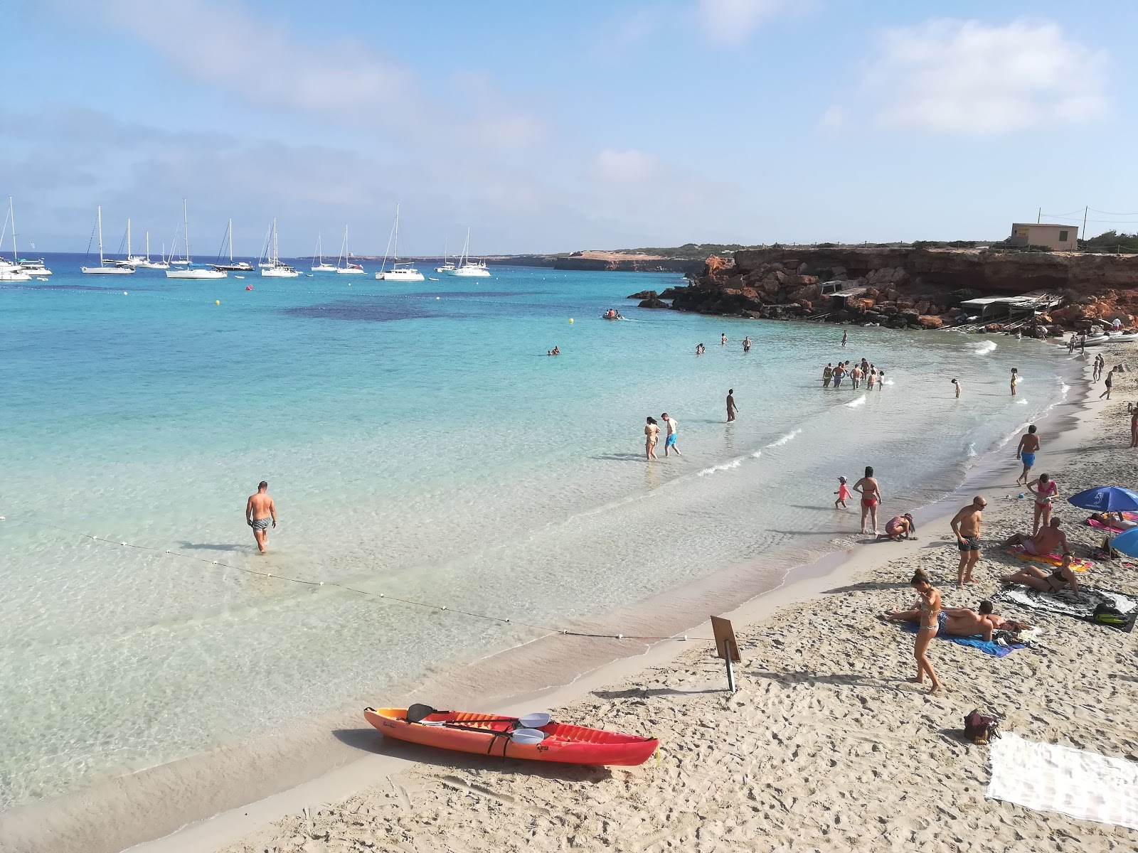 Φωτογραφία του Cala Saona με λεπτή λευκή άμμος επιφάνεια