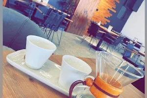 The lounge cafe - البهو image