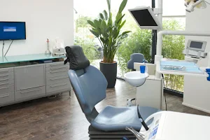 Zahnarztpraxis Jochen Dinkel - Ästhetische Zahnheilkunde, Implantologie & Parodontologie image