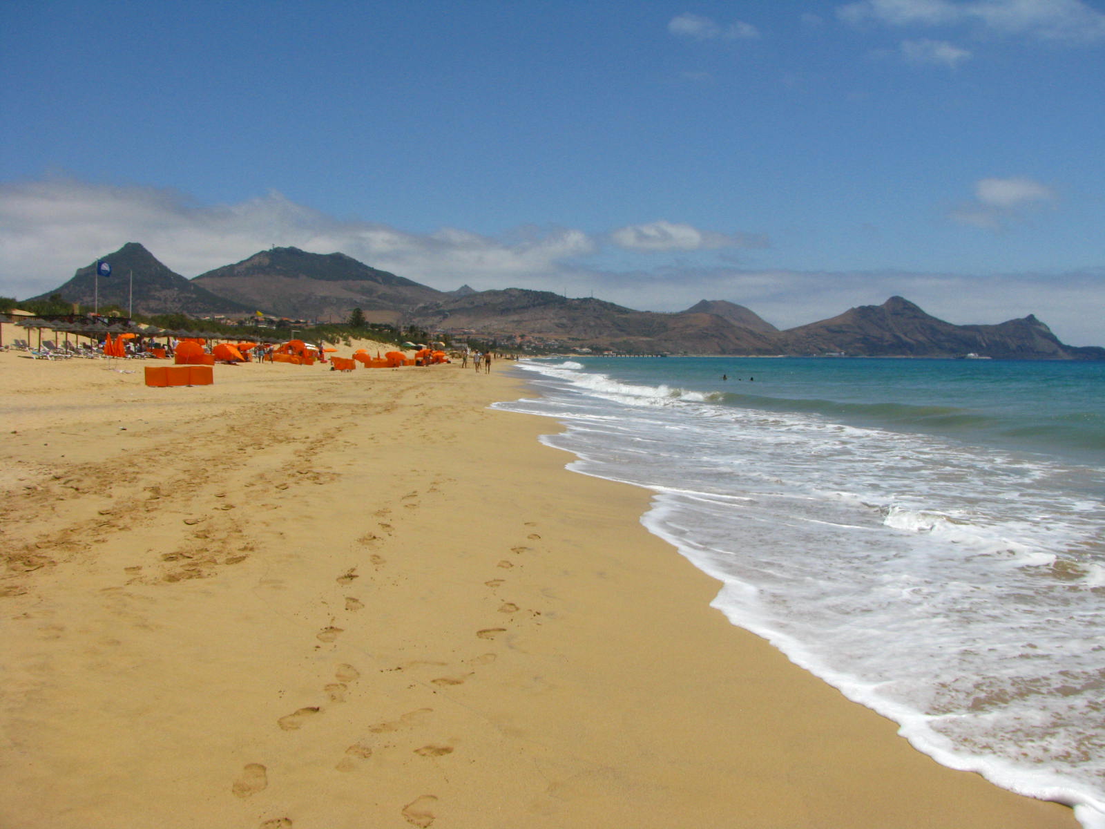 Valokuva Porto Santo beachista. pinnalla turkoosi puhdas vesi:n kanssa