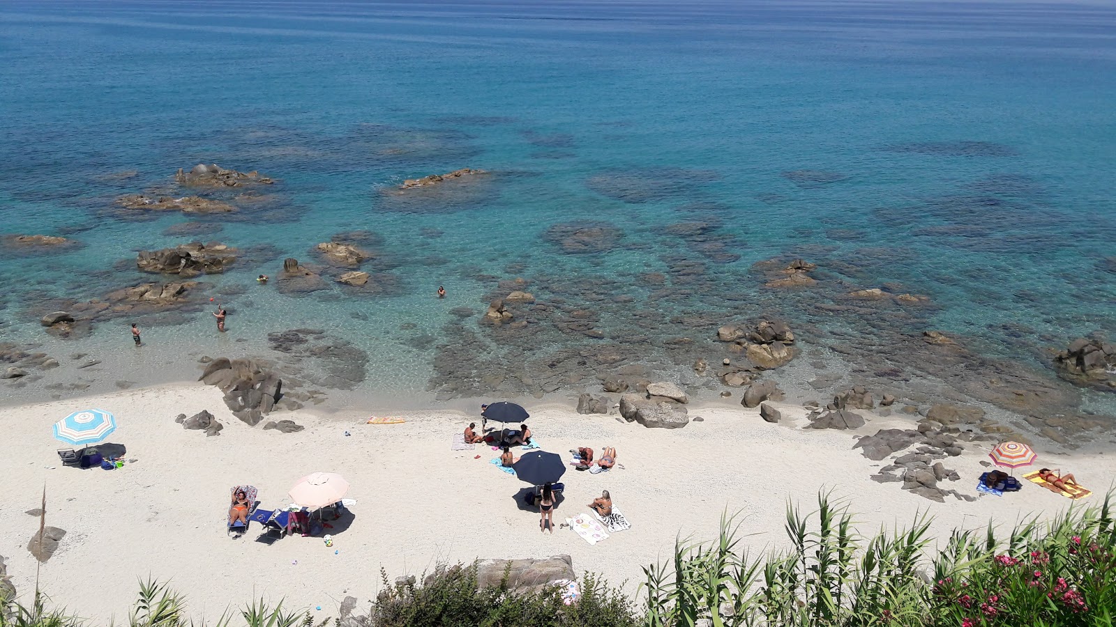 Punta scrugli beach'in fotoğrafı hafif ince çakıl taş yüzey ile