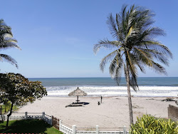 Photo de The pines beach avec rivage droit, long