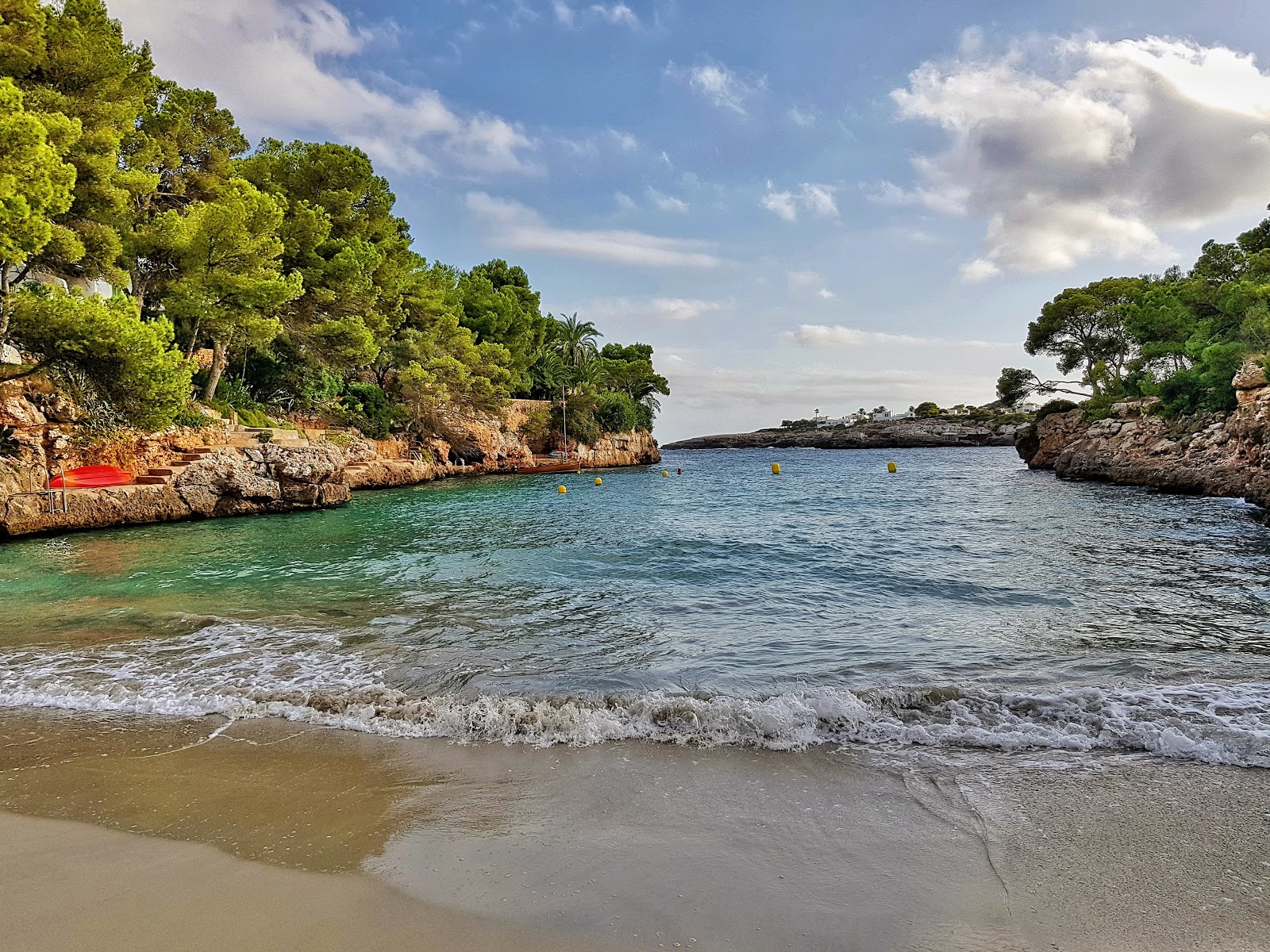 Φωτογραφία του Playa de Cala Serena με λεπτή μπεζ άμμος επιφάνεια