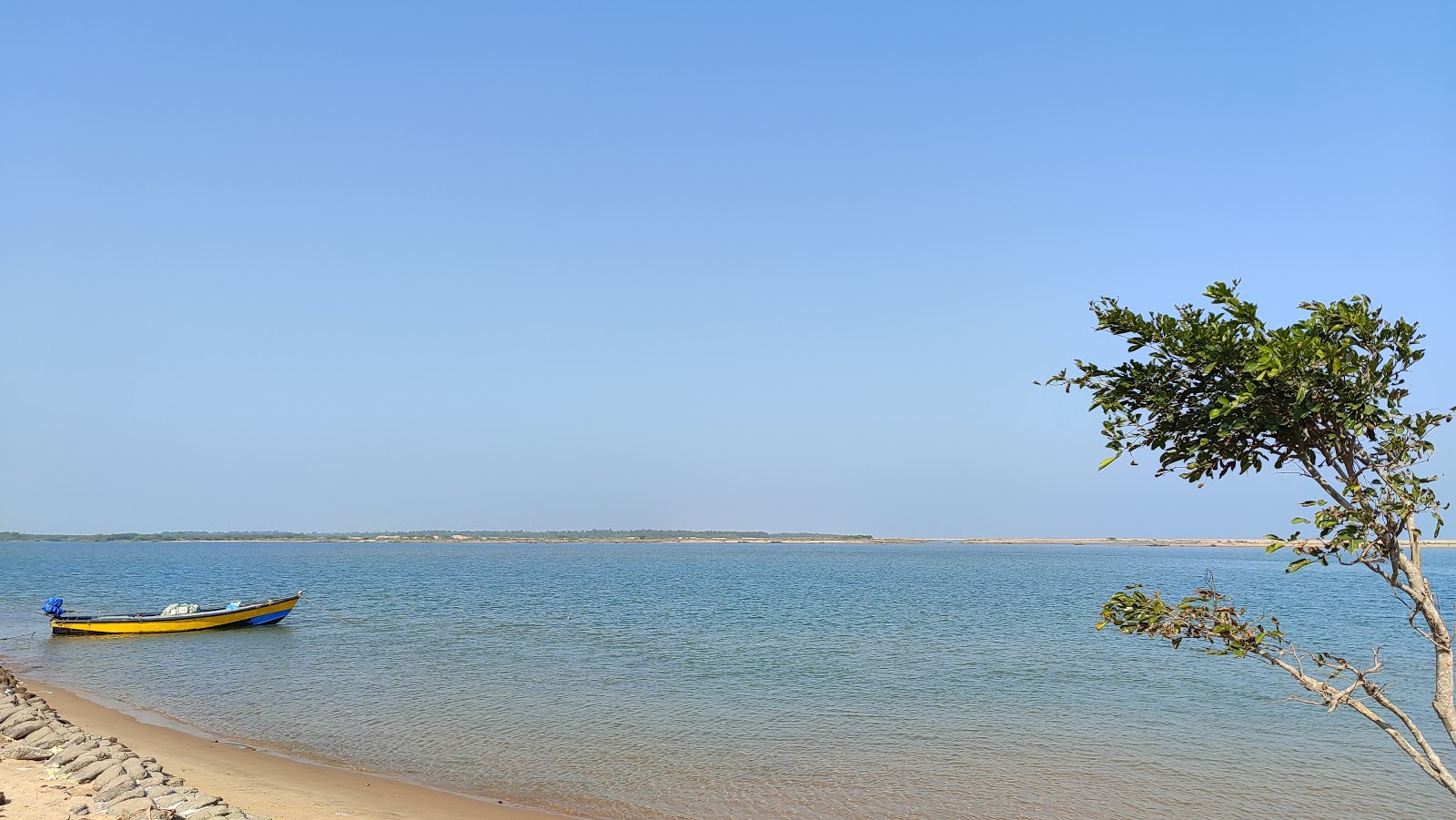 Photo de Kalingapatnam Beach avec l'eau turquoise de surface