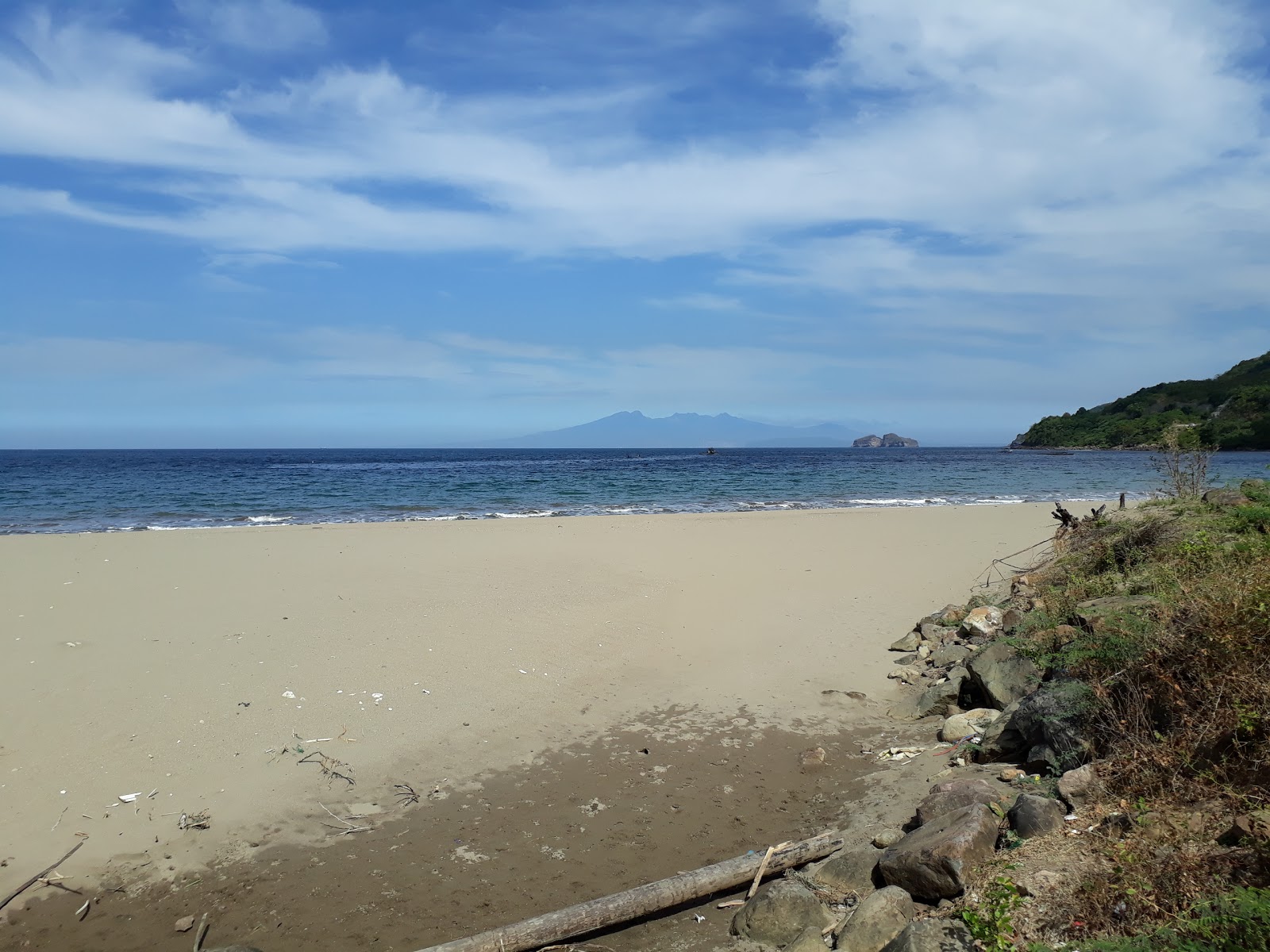 Zdjęcie Patungan beach poparte klifami