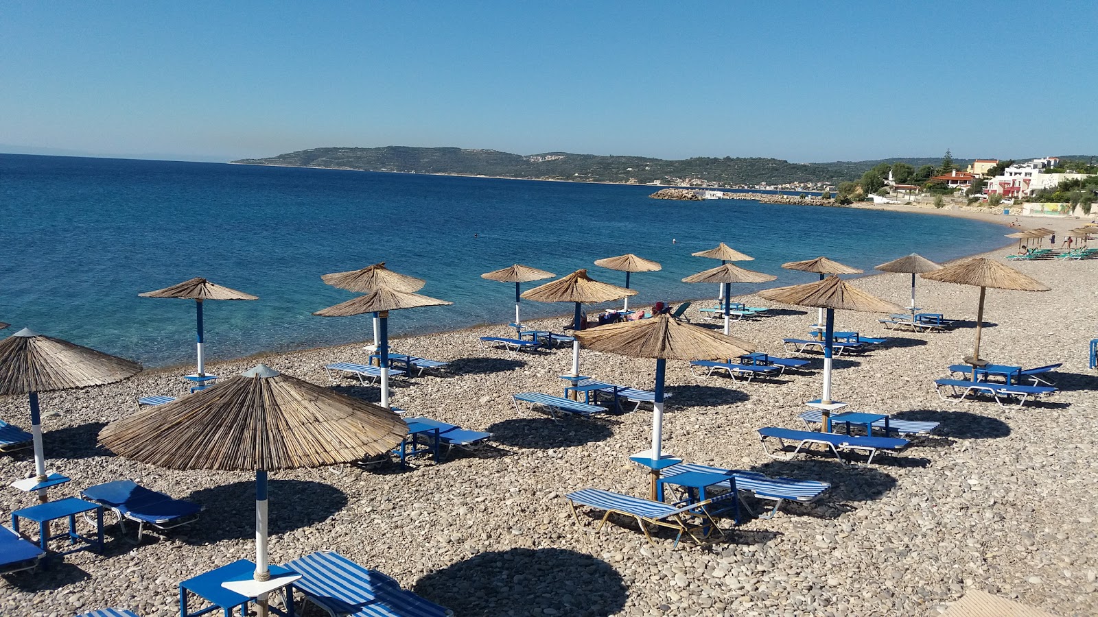 Foto van Agia Fotini met blauw puur water oppervlakte