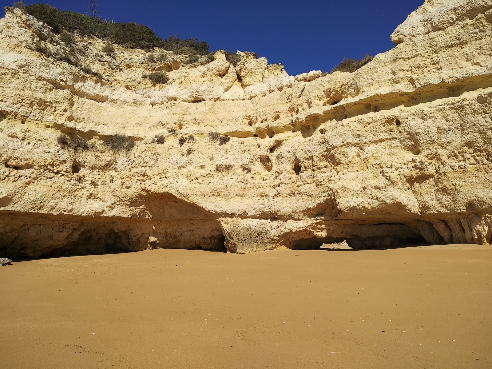 Foto van Praia dos Cavalos met hoog niveau van netheid