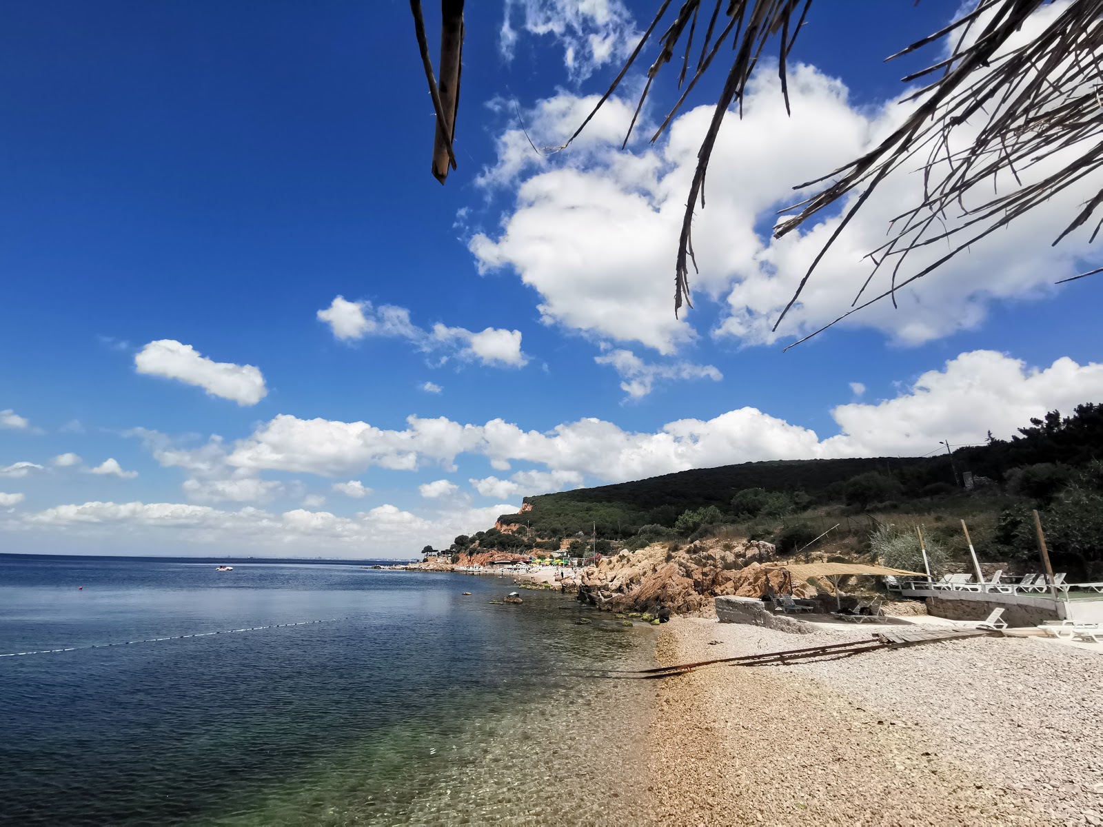Foto di Kamo's Beach Club con una superficie del piccoli ciottoli beige