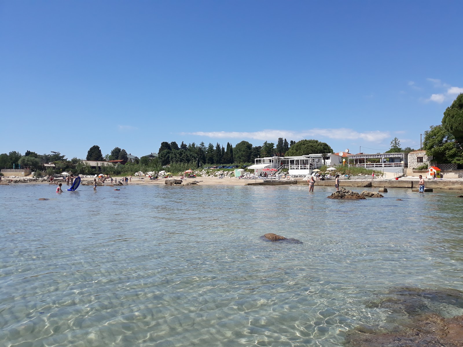 Foto di Zambratija beach con una superficie del sabbia beige e ciottoli