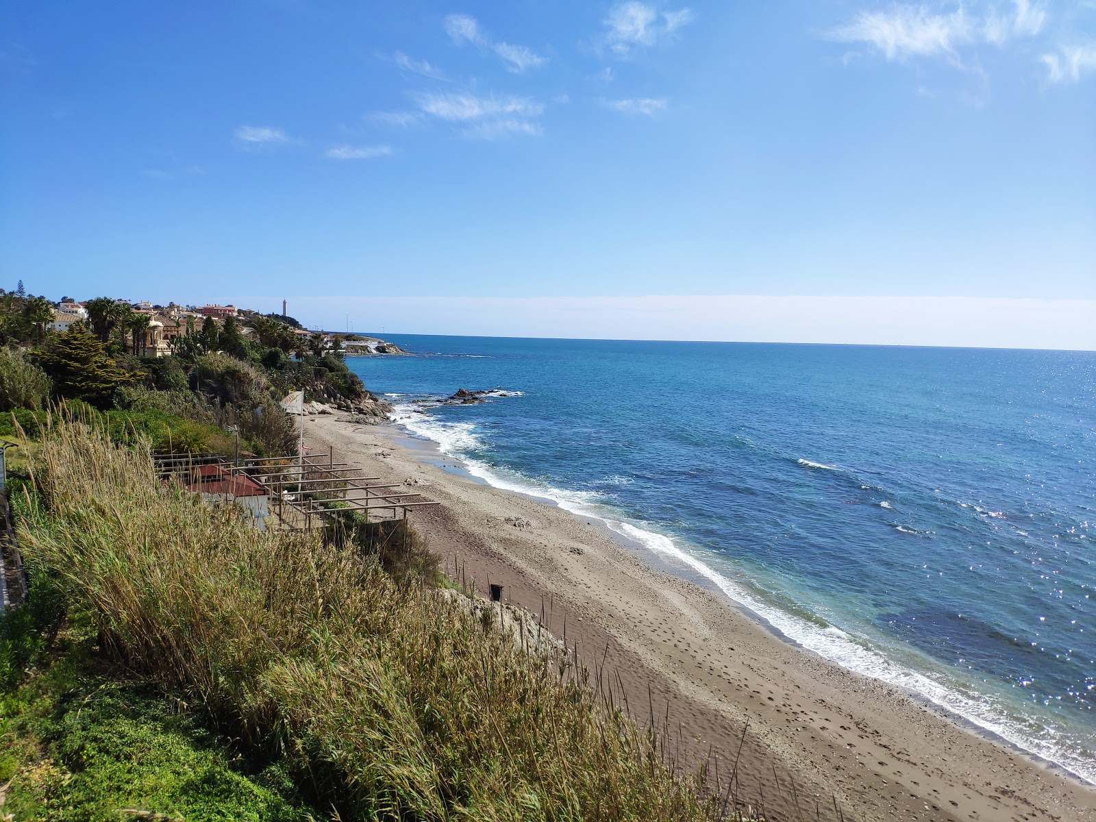 Foto von Playa Naturista de Playamarina mit geräumige küstenlinie