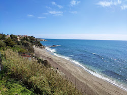 Foto von Playa Naturista de Playamarina mit geräumige küstenlinie