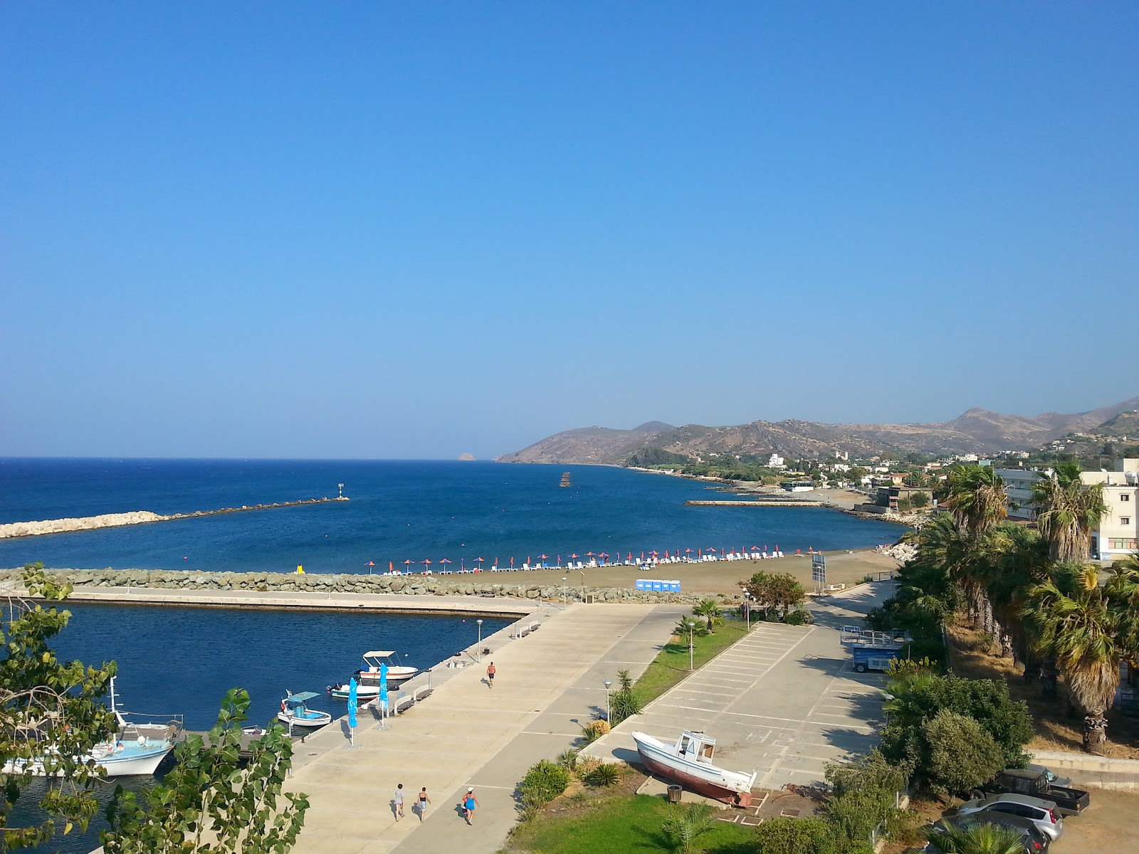 Foto di Kato Pyrgos beach con una superficie del sabbia grigia