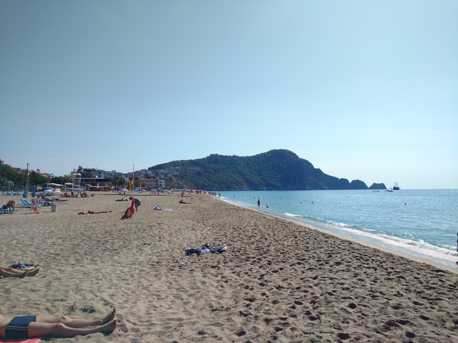 Foto von Strand von Damlatas mit türkisfarbenes wasser Oberfläche