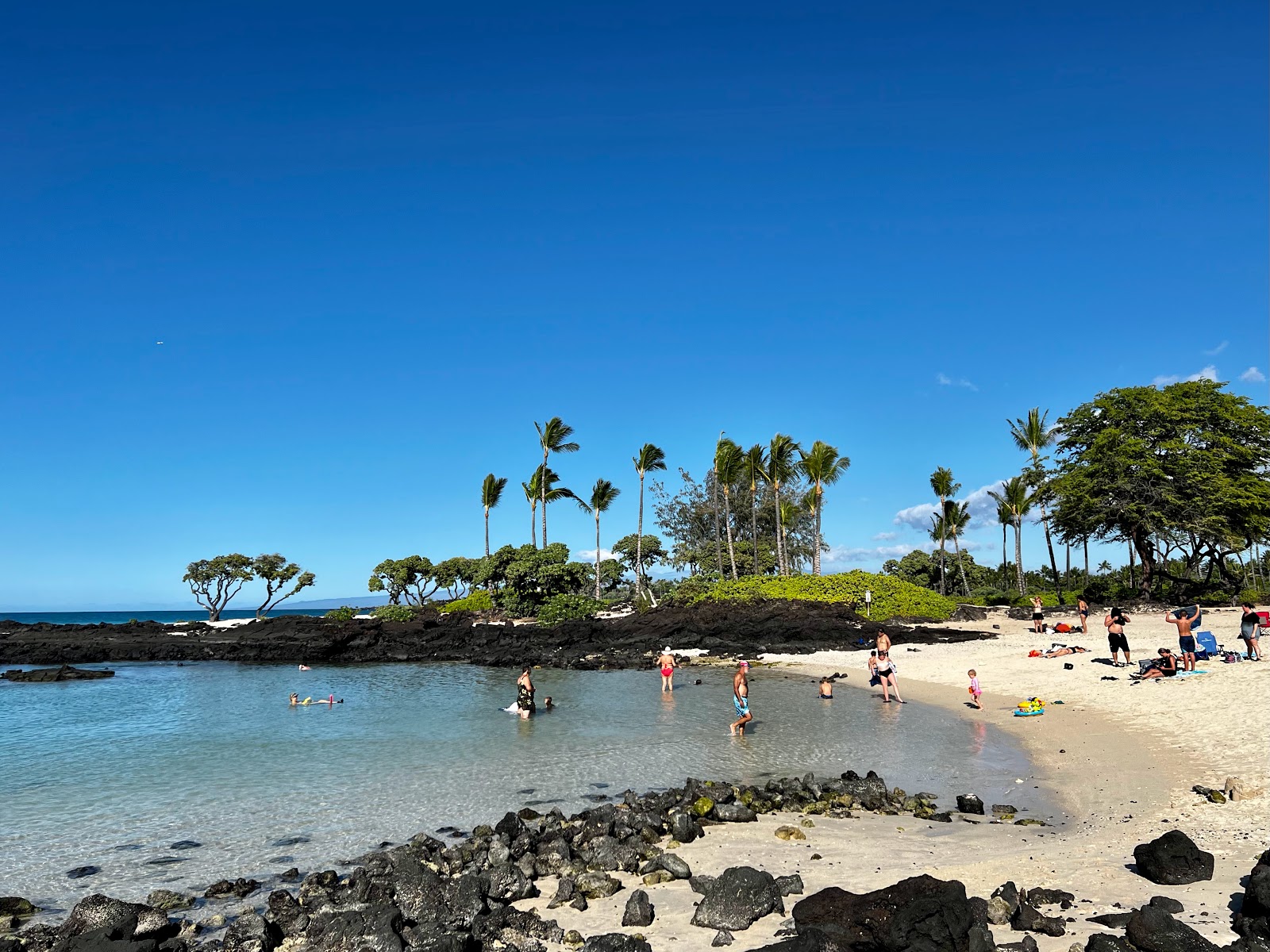 Foto de Kikaua Point Park com água cristalina superfície