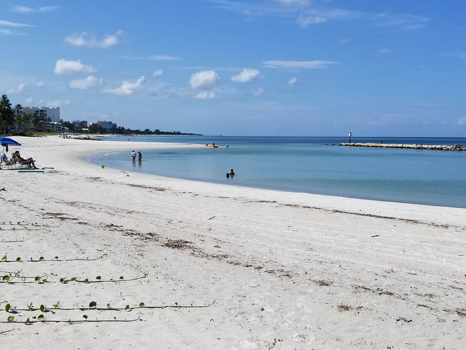 Foto van Moorings beach met wit zand oppervlakte