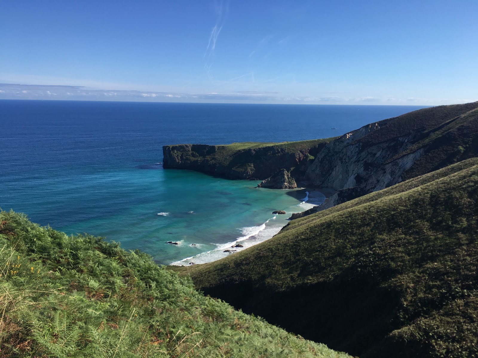 Foto von Playa el Vivero mit beiger sand & steine Oberfläche