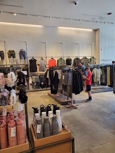 Sportswear Store «lululemon», reviews and photos, 4555 W 119th St, Leawood, KS 66209, USA