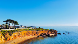 Photo de Daveys Bay Beach entouré de montagnes