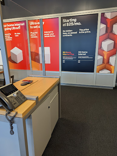 Cell Phone Store «Verizon», reviews and photos, 111 E Ogden Ave #105, Naperville, IL 60563, USA