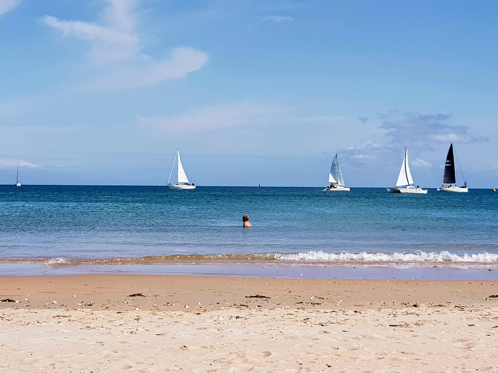Fotografie cu Gorey Beach - locul popular printre cunoscătorii de relaxare
