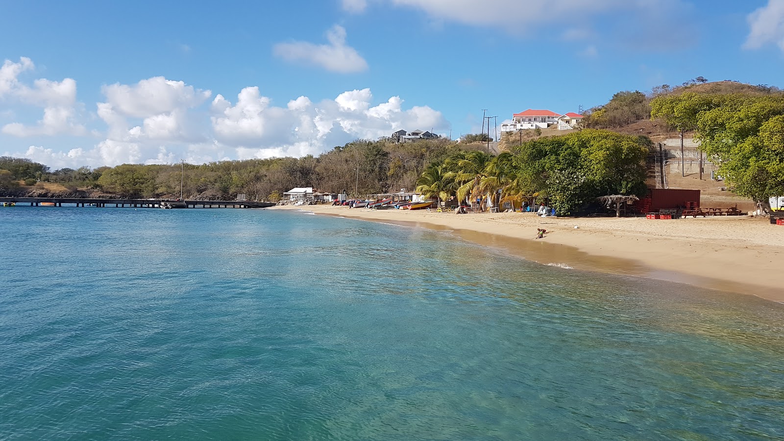 Saline beach'in fotoğrafı geniş bir kıyı şeridi ile birlikte