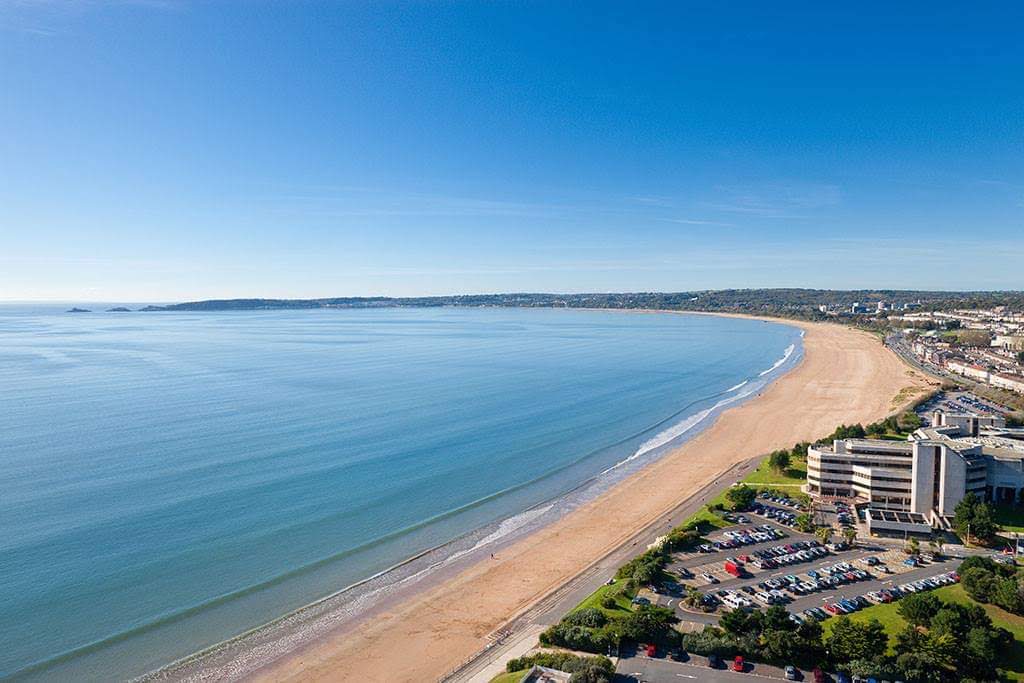 Foto van Swansea Strand met blauw water oppervlakte