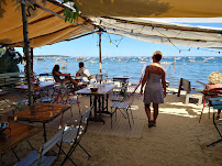 Atmosphère du Bar-restaurant à huîtres Emile et une huître à Lège-Cap-Ferret - n°1