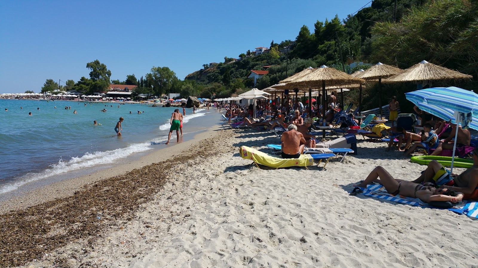 Foto di Varkes beach e l'insediamento