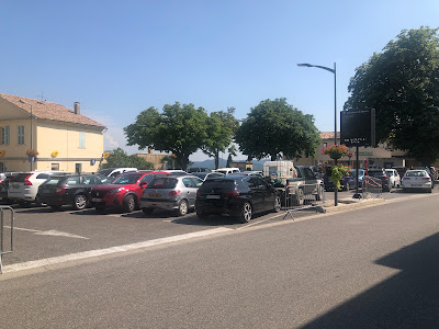 Parking public à Banon