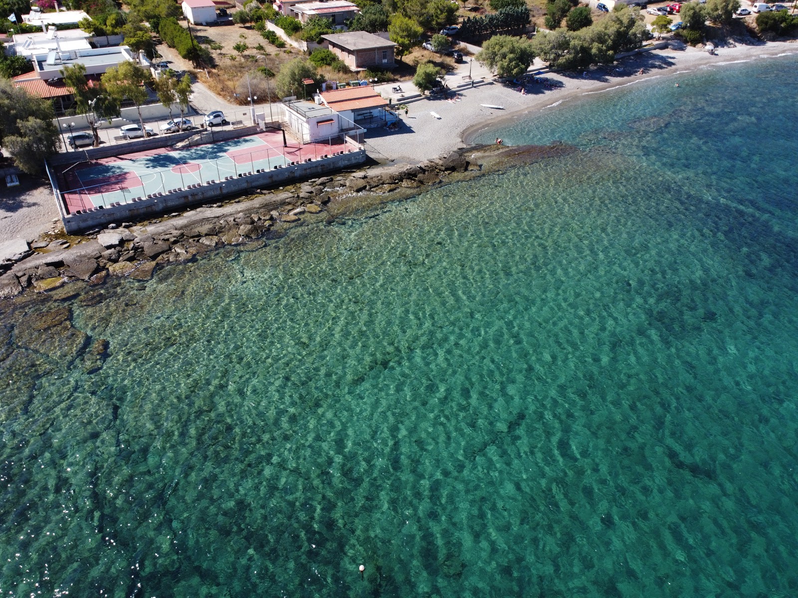Foto von St. Nicholas Beach mit kleine, beiger kiesel Oberfläche