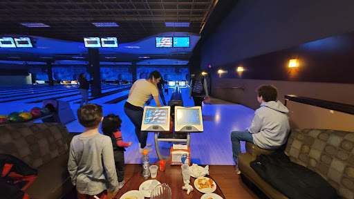 Bowling Alley «Strike Ten Lanes & Lounge», reviews and photos, 800 E Nerge Rd, Roselle, IL 60172, USA