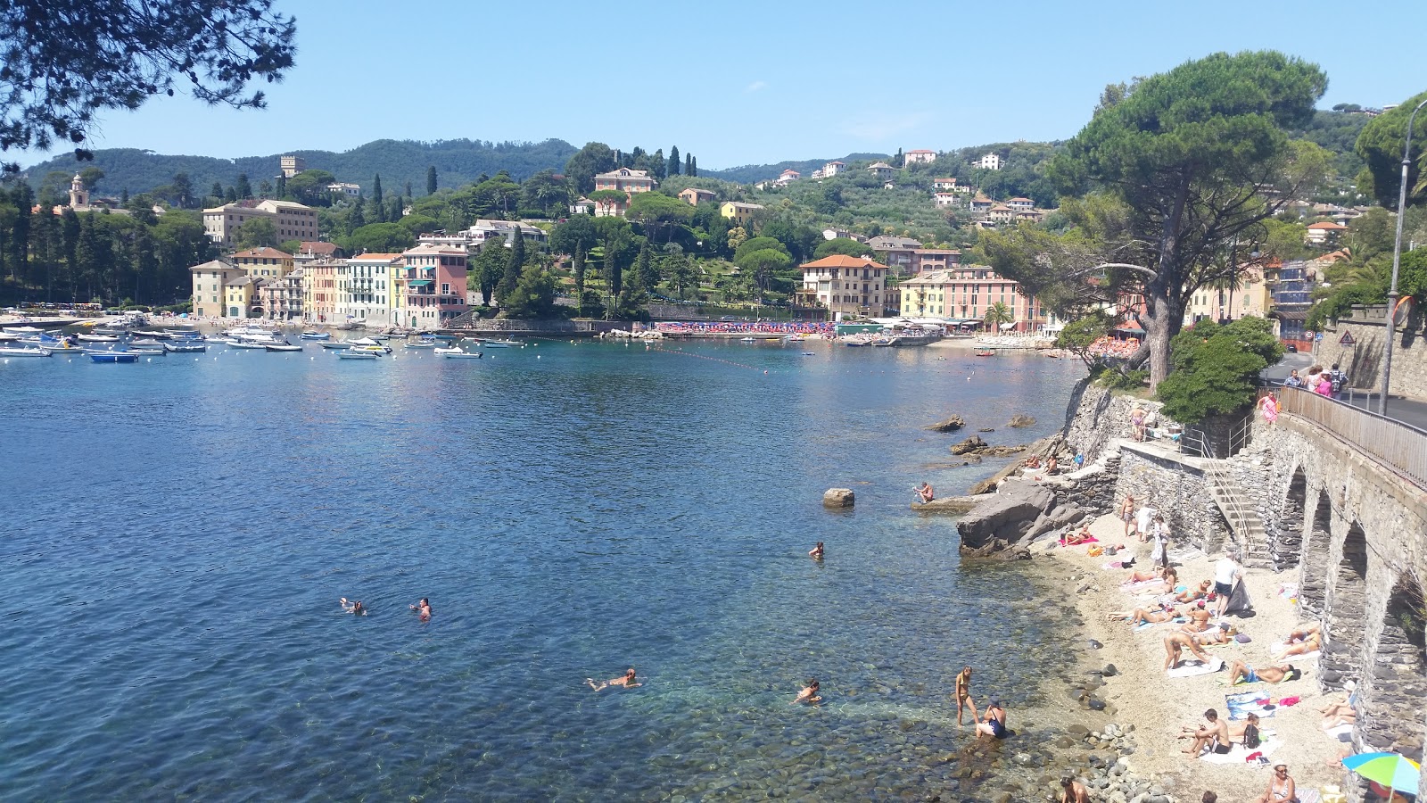Fotografija San Michele beach z sivi fini kamenček površino