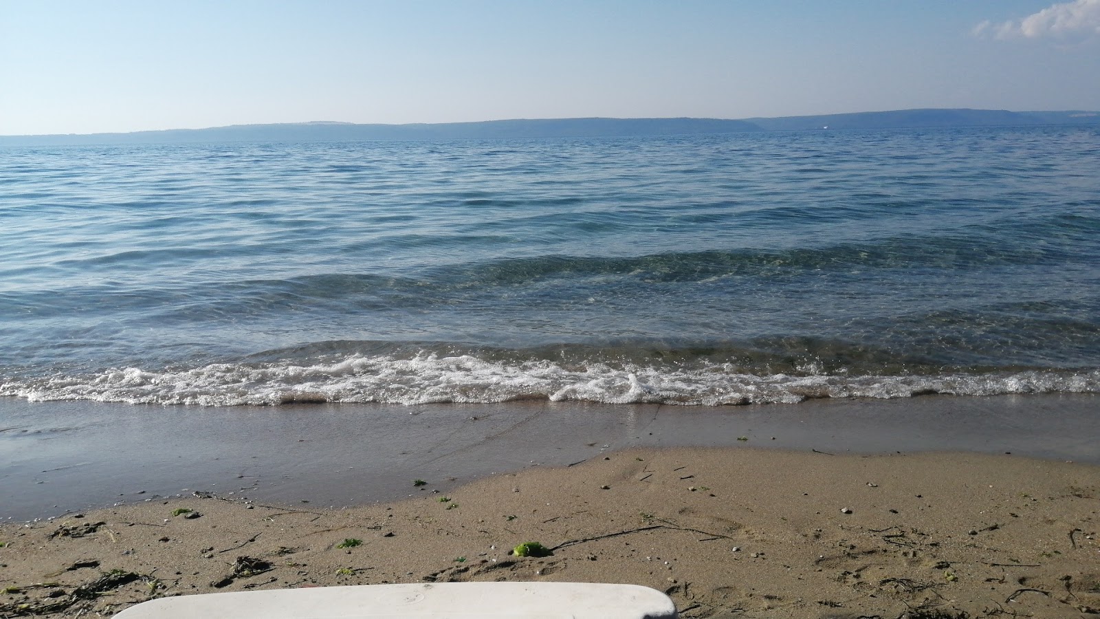 Foto di Landscape beach con una superficie del acqua cristallina