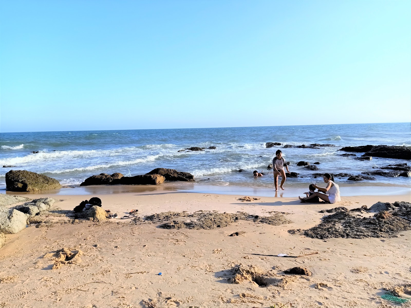 Photo de Bai da Ong Dia avec sable brillant et rochers de surface