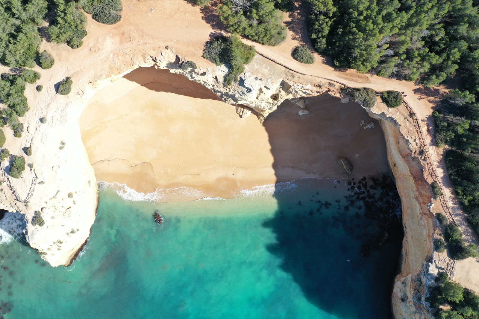 Φωτογραφία του Praia da Corredoura - δημοφιλές μέρος μεταξύ λάτρεις της χαλάρωσης