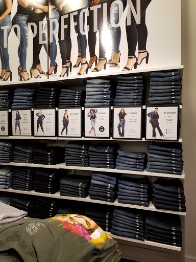 Clothing Store «Torrid», reviews and photos, 2270 E Williams Field Rd Suite # 684, Gilbert, AZ 85296, USA