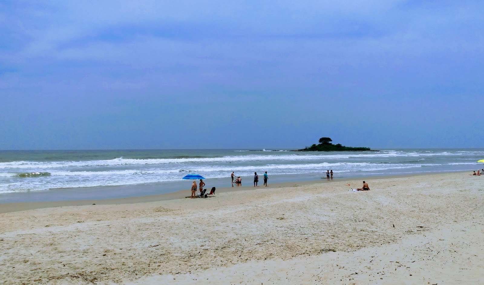 Φωτογραφία του Παραλία Barra do Sai με φωτεινή άμμος επιφάνεια