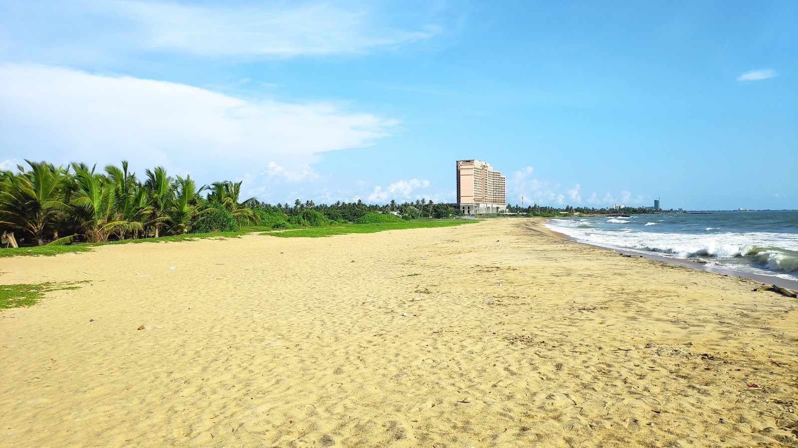Waikkala Beach的照片 带有米色沙子表面