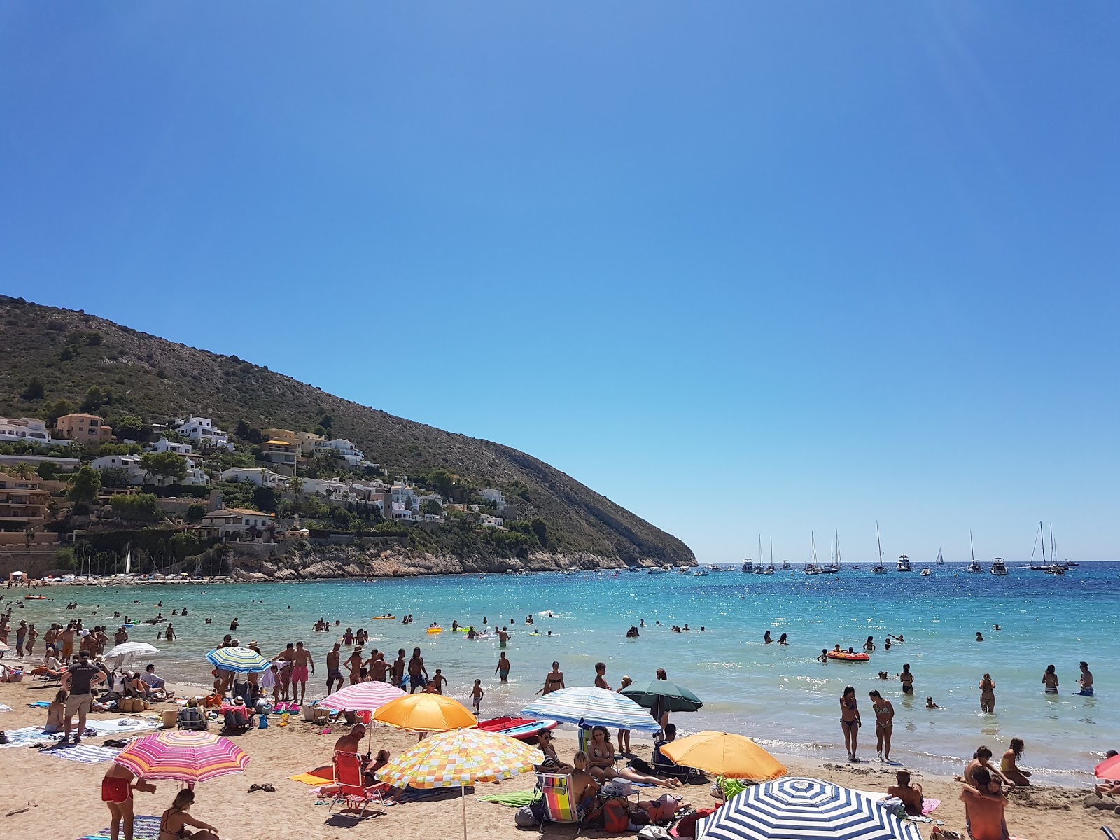 Playa del Portet的照片 带有碧绿色水表面