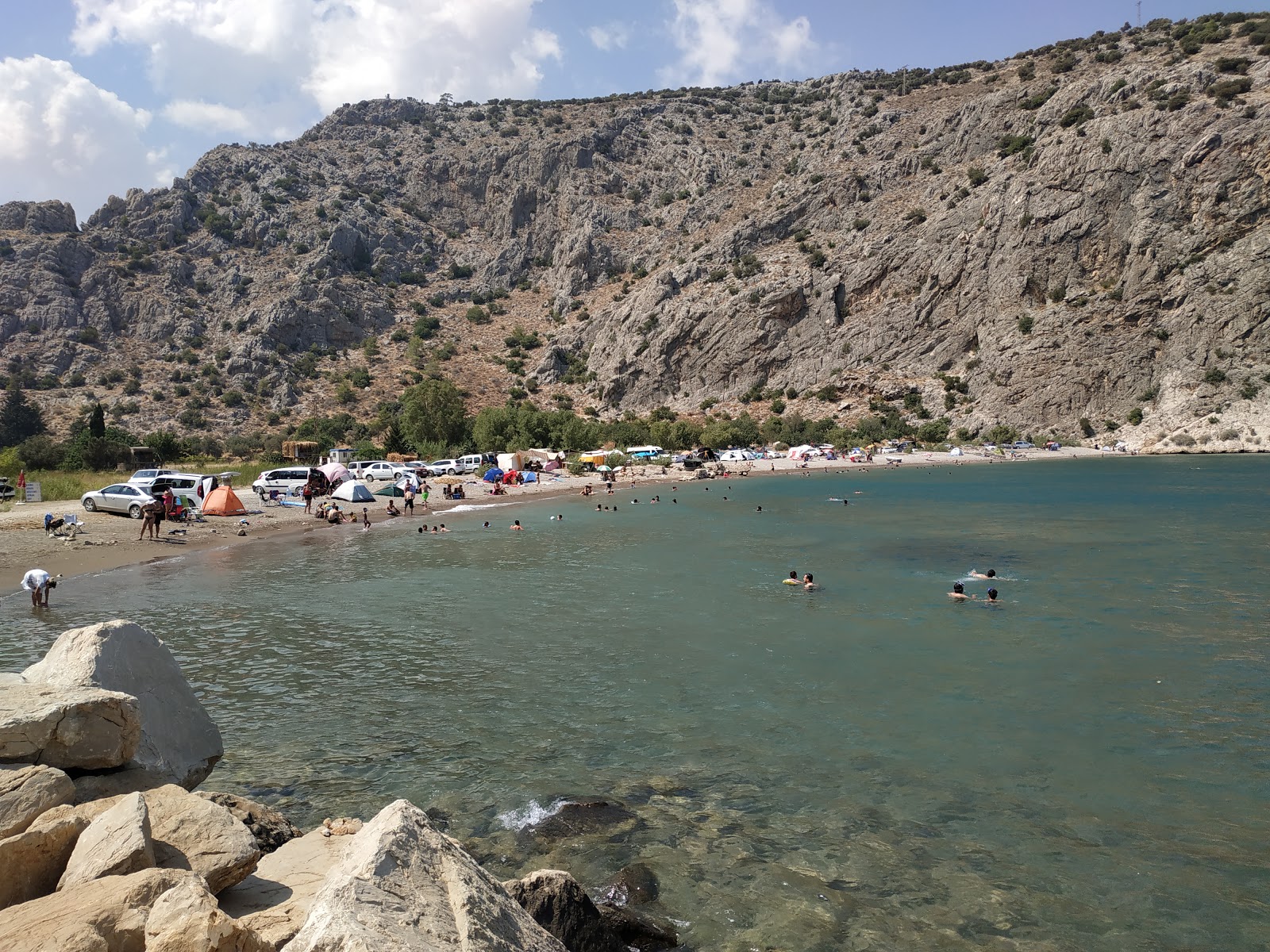 Φωτογραφία του Barbaros Koyu περιτριγυρισμένο από βουνά
