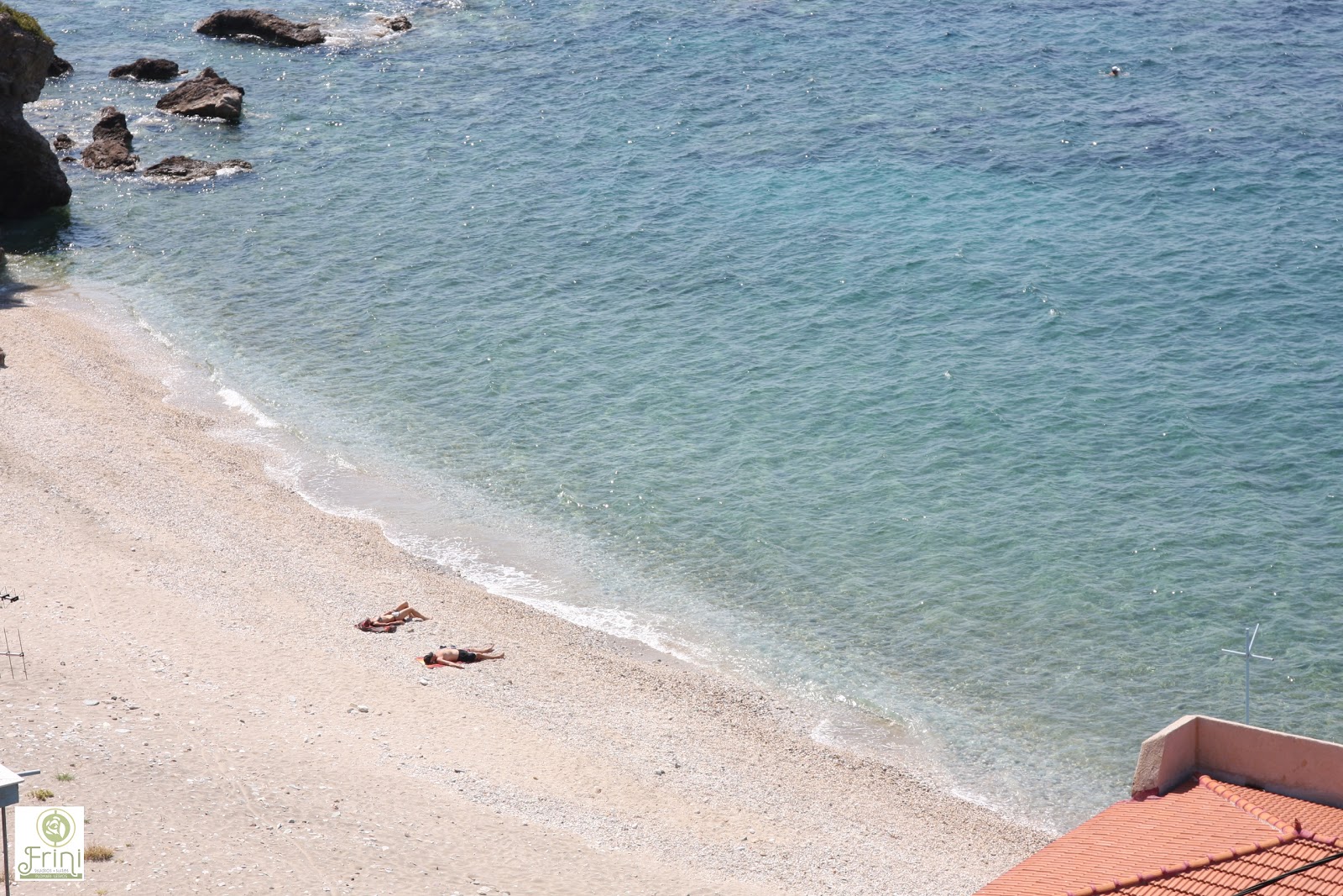 Foto van Plomari beach Saint Isidoros met turquoise puur water oppervlakte