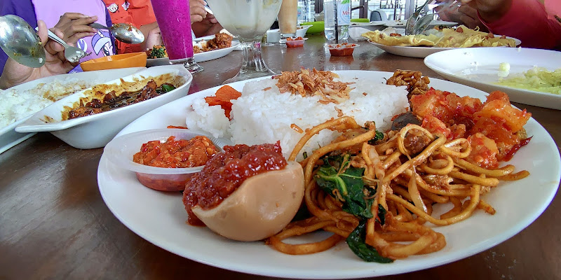 Restoran Keluarga di Sumatera Barat: Menikmati Kuliner Khas dengan Kuali Nyonya dan Talago Bir Rumah Makan Padang