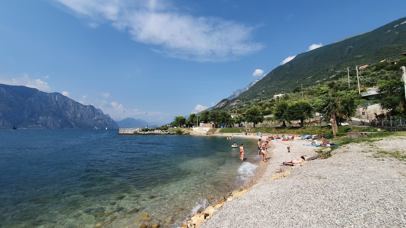 Foto van Spiaggia Lungolago met grijze kiezel oppervlakte