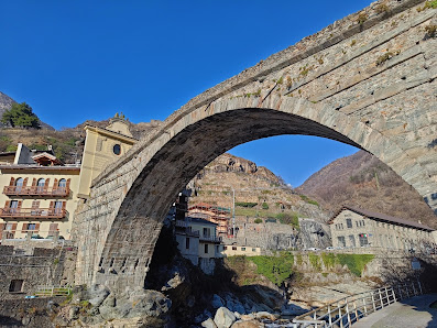 Ponte Romano di Pont Saint-Martin Via E. Chanoux, 122, 11026 Pont-Saint-Martin AO, Italia