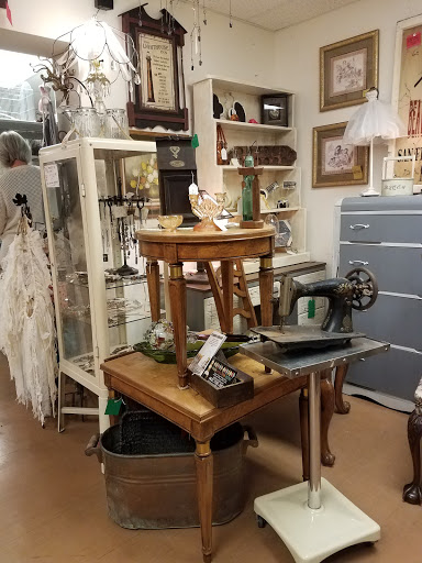 Furniture Store «3 Vintage Chicks», reviews and photos, 13012 N Cave Creek Rd, Phoenix, AZ 85022, USA
