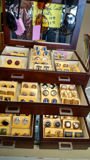 Waters Edge Boutique, 108 W Savidge St, Spring Lake, MI 49456, USA, 