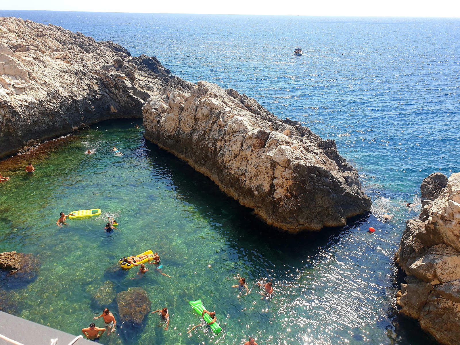 Foto van Grotta Gattulla beach met betonbedekking oppervlakte
