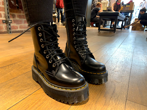 Stores to buy women's flat boots Paris