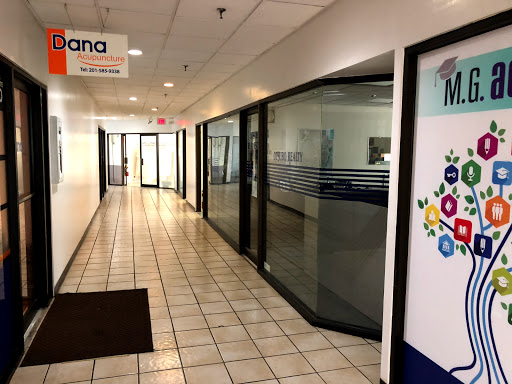 Shopping Mall «Oaktree Mall Shopping Center», reviews and photos, 2024 Center Ave n, Fort Lee, NJ 07024, USA