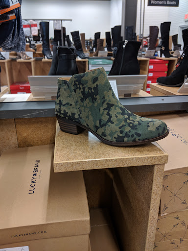 Shoe Store «DSW Designer Shoe Warehouse», reviews and photos, 15001 Potomac Town Pl #120, Woodbridge, VA 22192, USA